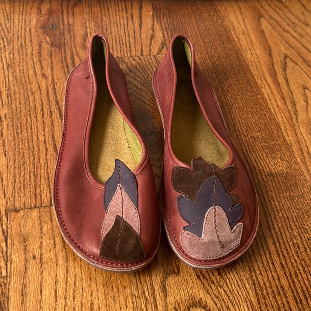 Camper Leather Flats w/ Suede Applique Leaves  US Size 8.5/39
